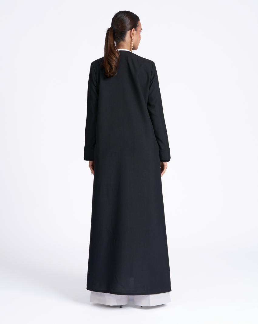 Luminous abaya in premium black crepe with hand-embroidered emerald details – Luchy Line